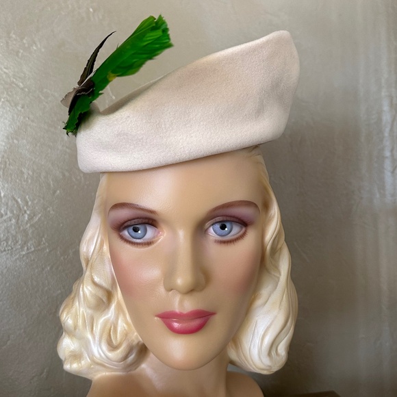 PLAYFUL 1960's IVORY FELT BERET WITH GREEN/BROWN FEATHERS - Picture 10 of 15